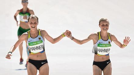 German "Gemütlichkeit": Die Zwillinge Lisa (links) und Anna Hahner laufen Hand in Hand beim Marathon ins Ziel.