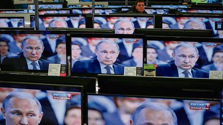 Putin auf allen Kanälen. In Russland wird die Medienfreiheit durch neue Gesetze weiter eingeschränkt. 