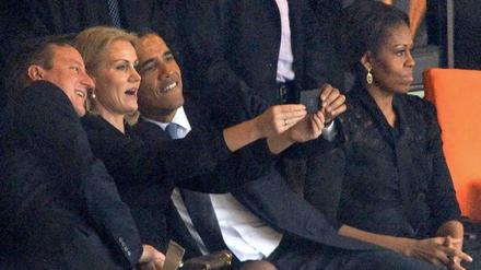 Eines zur Erinnerung: US-Präsident Obama knipst sich mit dem britischen Premier Cameron und der dänischen Ministerpräsidentin Thorning-Schmidt. Michelle ist nicht amüsiert.