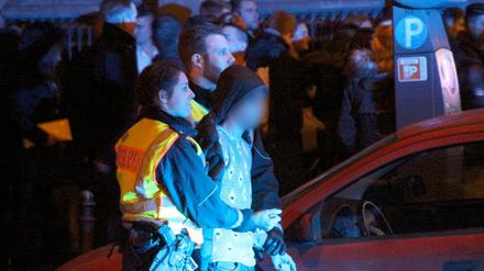 Ein Mann wird am 01.01.2016 in Köln am Hauptbahnhof von Polizeibeamten abgeführt. Welcher Nationalität?
