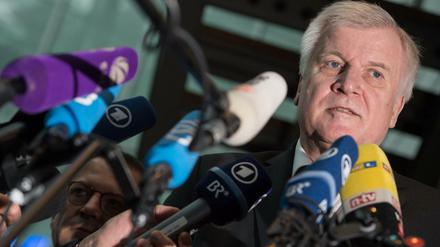 Der CSU-Parteivorsitzende Horst Seehofer kritisiert in einem "Spiegel"-Interview die öffentlich-rechtlichen Medien.