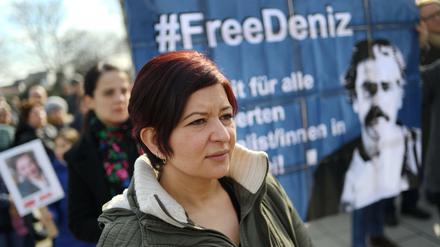 Die Schwester von Deniz Yücel, Ilkay Yücel, nimmt am Samstag in Flörsheim (Hessen) an der Demonstrationsveranstaltung teil.