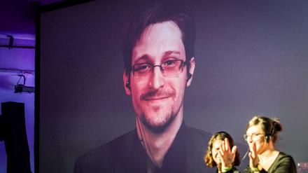 Whistleblower Edward Snowden spricht auf der re:publica per live-Schaltung mit dem Publikum.