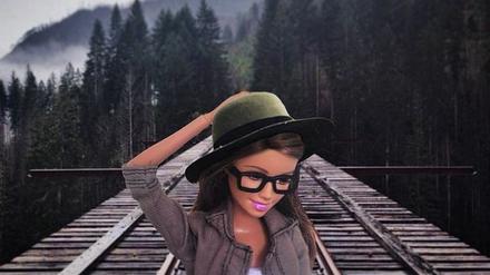 Mit Hut und Hornbrille posiert die „Socality Barbie“ für Instagram. 