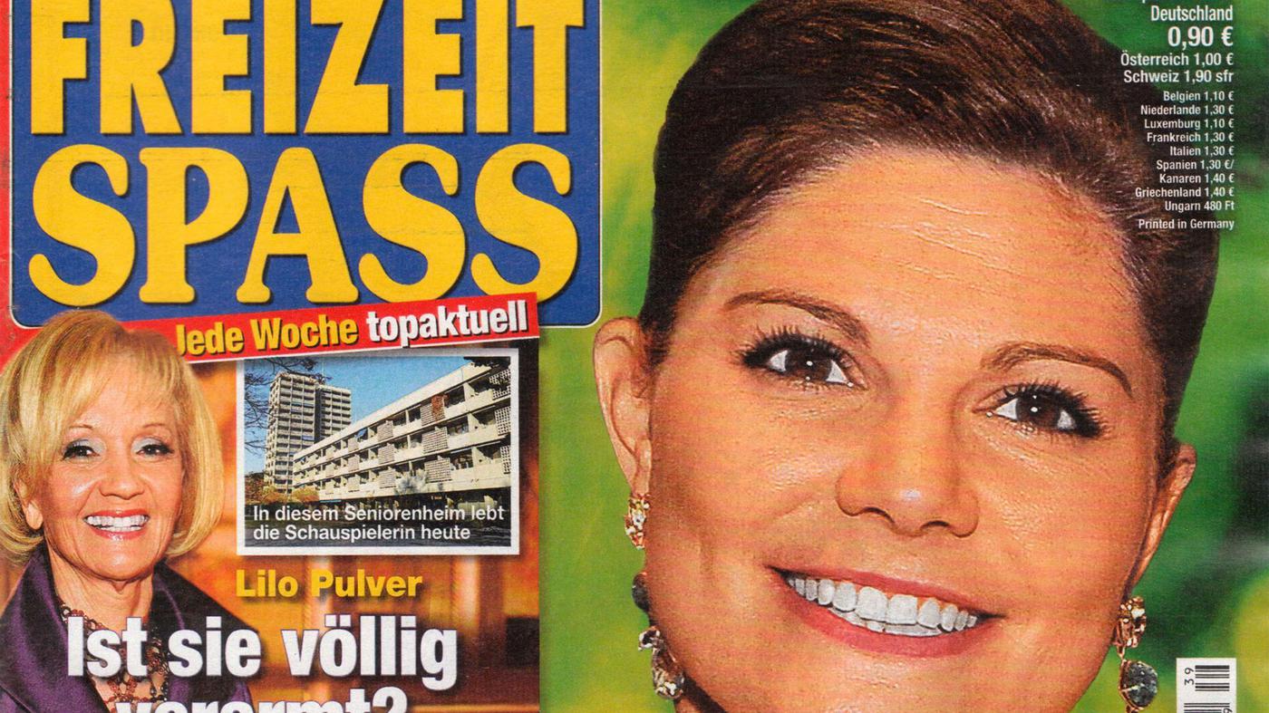 Topf Voll Gold Im Bikini Am Pool Mit Hotpants