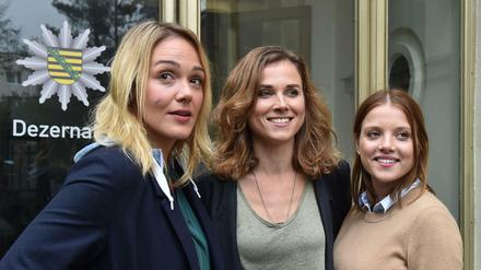 Die Schauspielerinnen Alwara Höfels (l-r), Karin Hanczewski und Jella Haase am Set des MDR Tatorts "Auf einen Schlag". 
