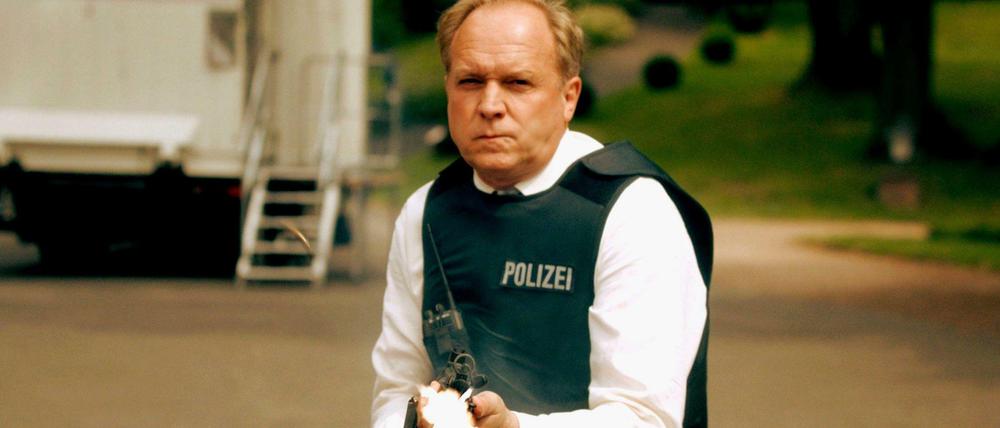 Tatort-Szene: Kommissar Felix Murot (Ulrich Tukur) greift zur Waffe.