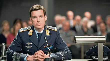 Held oder Mörder: Der angeklagte Luftwaffenpilot Lars Koch (Florian David Fitz) vor dem (Fernseh-)Gericht