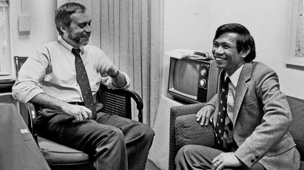 Sydney Schanberg (links) und Dith Pran 1980 in der Redaktion der "New York Times". 