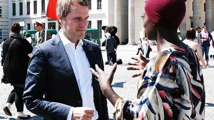 Nikeata Thompson konfrontiert den FPD-Politiker Daniel Bahr für die ProSieben-Sendung "Task Force Berlin" mit den Fragen von jungen Menschen.