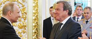 Arbeiten bei Nord Stream 2 Hand in Hand: Russlands Präsident Wladimir Putin und Alt-Bundeskanzler Gerhard Schröder. 