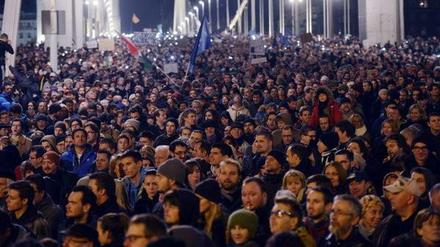 In Budapest demonstrierten tausende Menschen gegen die geplante Internet-Steuer.