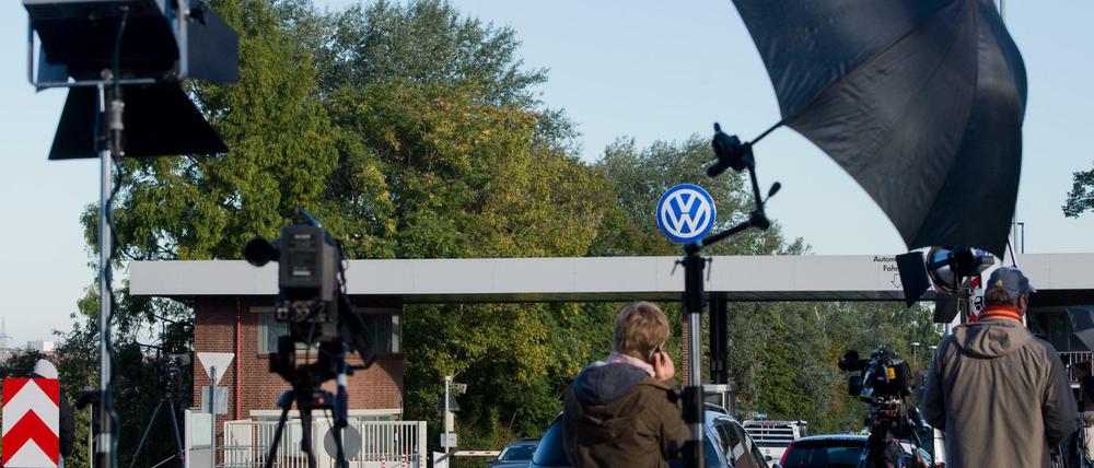 Journalisten und TV-Teams berichten über den VW-Skandal aus Wolfsburg. 