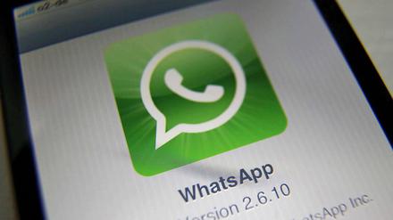 Whatsapp soll zukünftig kostenpflichtig werden. Die Sicherheitskücken schließt das Unternehmen aber nicht.