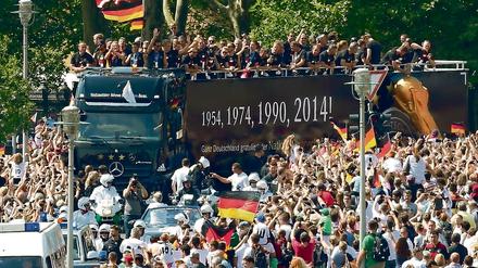 Die deutsche Nationalmannschaft im Juli 2014 in Berlin auf ihrer Fahrt zur Fanmeile am Brandenburger Tor.