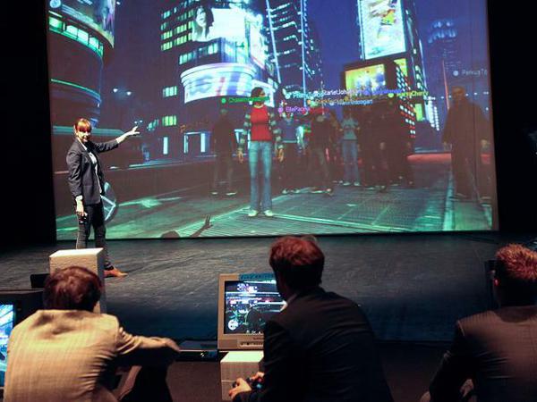 Zuschauer tauchen per Spielkonsole in die virtuelle Stadt ein.