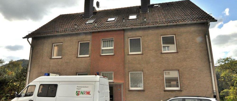 Die Flüchtlingsunterkunft in Altena im Sauerland. Hier haben zwei Männer im Dachstuhl Feuer gelegt. 
