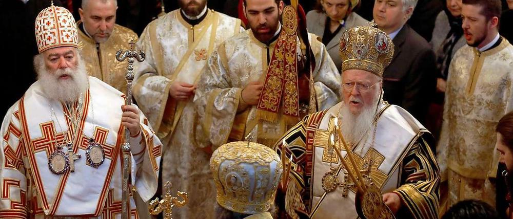 Der Patriarch von Konstantinopel, Bartholomäus I. (rechts), bei der gestrigen Sonntagsmesse.