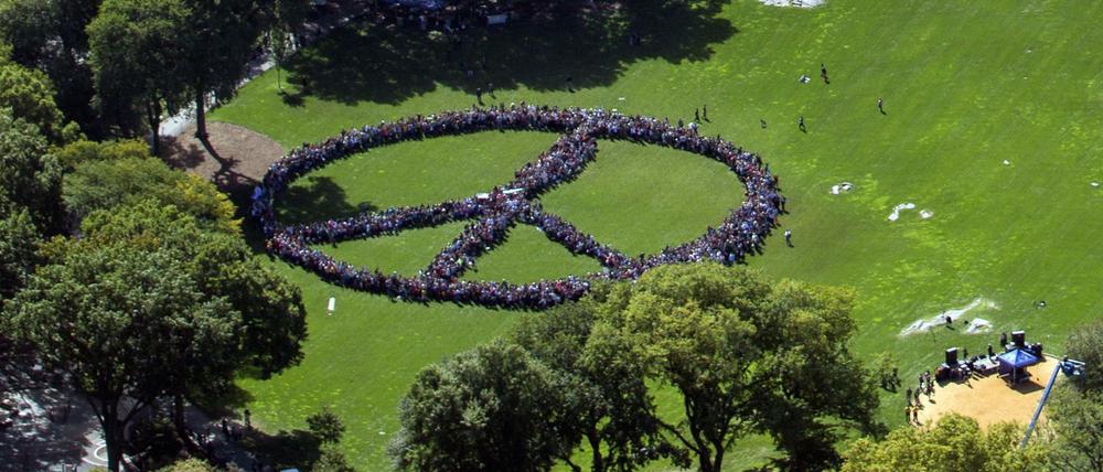 Ein Friedenssymbol im Central Park in New York am Dienstag, bestehend aus über 2000 Menschen. Anlass war der Geburtstag von John Lennon, der am Freitag 75 Jahre als geworden wäre. Yoko Ono hatte die Aktion gestartet, den Weltrekord allerdings verfehlt.