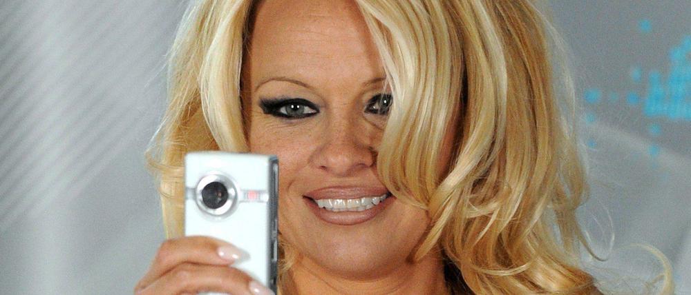  Die US-Schauspielerin Pamela Anderson (46) soll nach Informationen der „Bild“-Zeitung Kandidatin bei der Sat.1-Show „Promi Big Brother“ werden. Sie werde am Dienstagabend in den TV-Container einziehen, berichtet das Blatt (Dienstag). Der Ex-„Baywatch“-Star soll dort in den kommenden Tagen mit Schauspielerin Jenny Elvers (41) und anderen Kandidaten zusammenleben, beobachtet von 70 Kameras. 
