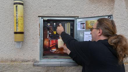 Bierbrauer Martin Povysil zapft sich ein Bier aus seinem Bier-Automaten in dem tschechischen Dorf Uhrinovice. 