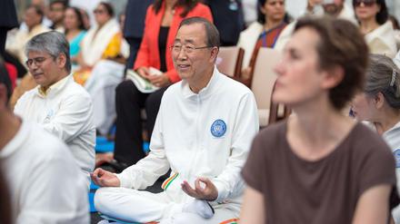 Ban Ki Moon im Lotussitz in New York: Der UN-Generalsekretär nimmt am ersten internationalen Yoga-Tag teil.