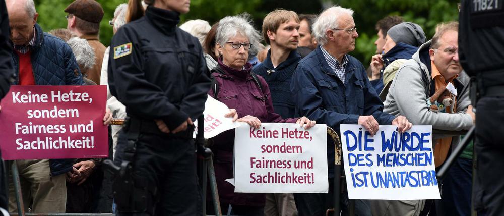 Demonstranten von "Bonn stellt sich quer" forderten am Samstag Fairness und Sachlichkeit.