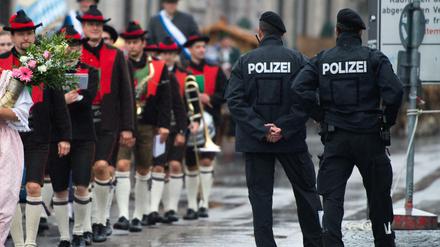 Polizisten stehen in München am Rande des traditionellen Trachten- und Schützenzugs zum Oktoberfestgelände.