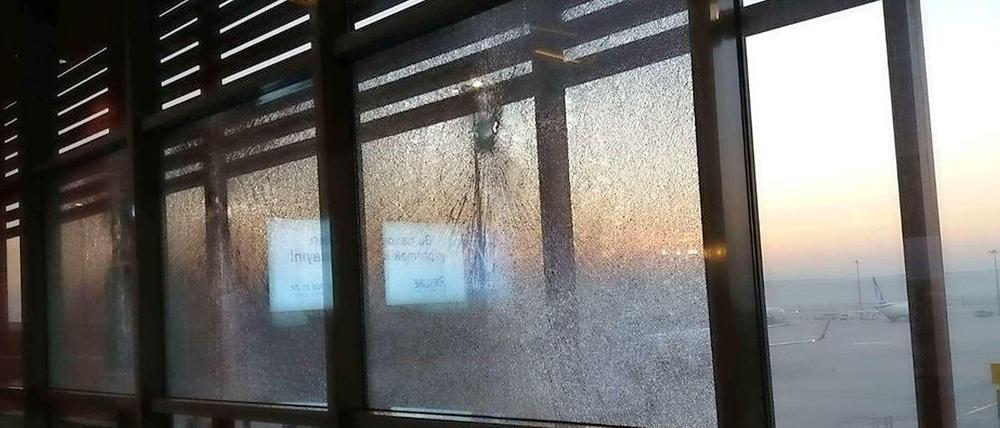 Ein Twitter-Nutzer postete das Bild aus der Wartehalle des Sabiha Gökcen Airport in Istanbul und spricht von "Mörserangriffen". Bei einer Explosion an dem Flughafen ist eine Frau ums Leben gekommen. 