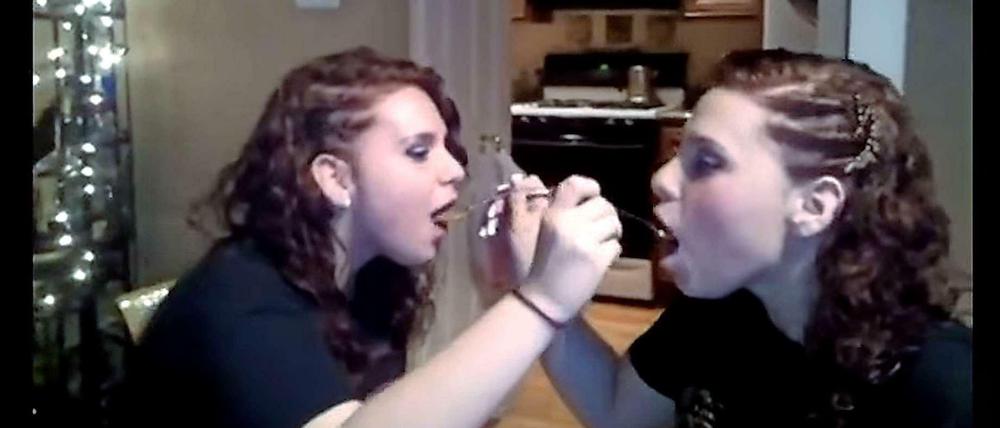 Ein Ausschnitt aus einem Youtube-Zusammenschnitt aus dem Jahre 2013: Zwei Mädchen aus den USA schlucken einen Teelöffel Zimt und bekommen Atemnot. 
