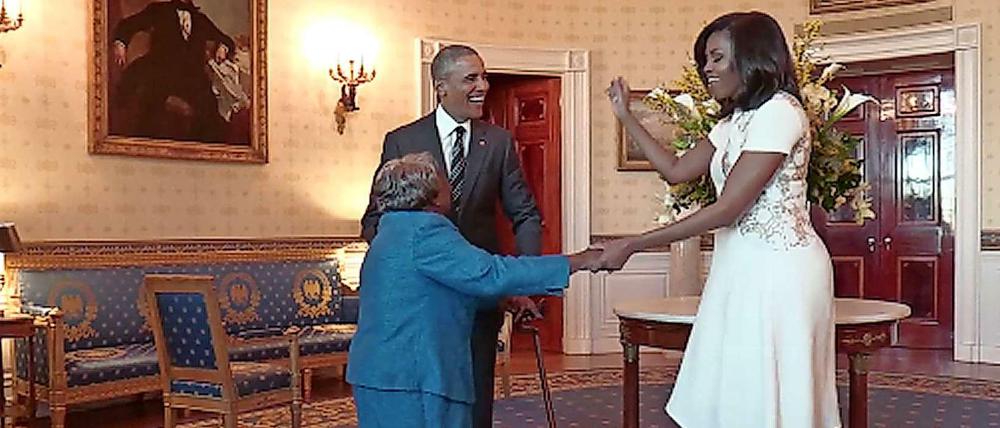 Ein Video auf dem Twitter-Account des Weißen Hauses zeigt die 106-jährige Besucherin beim Tanz mit Michelle und Barack Obama. 
