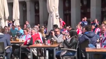 Fans des Fußballvereins PSV Eindhoven begrölen Bettler in Madrid, denen sie zuvor Geld hingeworfen hatten. 