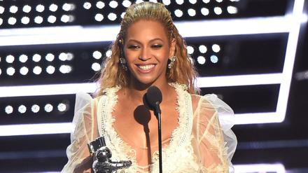 Beyoncé nimmt den Preis für das beste Video bei den MTV Video Music Awards in New York entgegen.