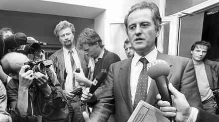 Ministerpräsident Uwe Barschel (CDU) nach einer Sitzung der CDU-Landtagsfraktion am 15.09.1987 in Kiel. 