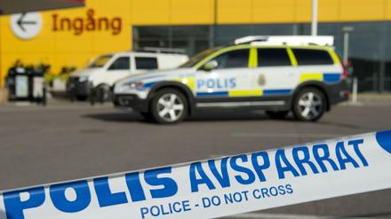 Polizeiwagen vor einer IKEA-Filiale in der schwedeischen Stadt Vaesteraas, 100 Kilometer von Stockholm am Montag. 