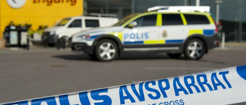Polizeiwagen vor einer IKEA-Filiale in der schwedeischen Stadt Vaesteraas, 100 Kilometer von Stockholm am Montag. 