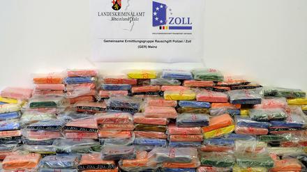 Teile eines Fundes von 300 Kilogramm Kokain liegen am 25.09.2015 bei Landeskriminalamt Rheinland-Pfalz in Mainz. Das Rauschgift mit einem Straßenverkaufswert bis zu 90 Millionen Euro ist im südpfälzischen Wörth am Rhein entdeckt worden.