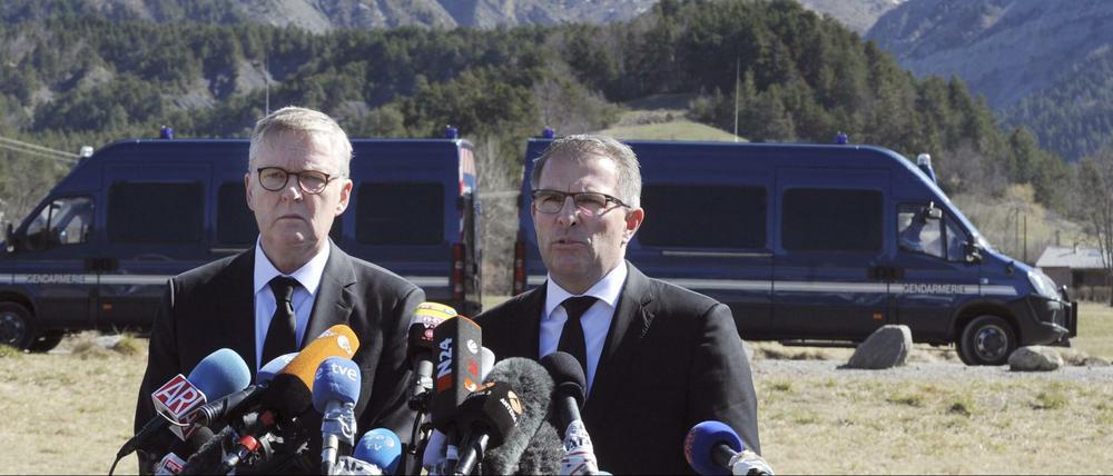1. April 2015: Carsten Spohr (r), CEO von Lufthansa, und Thomas Winkelmann, CEO von Germanwings, sprechen auf einer Pressekonferenz an der Absturzstelle, wo eine Stele zum Gedenken der Opfer errichtet wurde.