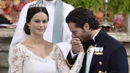 Handkuss für Prinzessin Sofia. Prinz Carl Philip nähert sich während der Trauungszeremonie seiner Ehefrau.