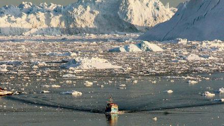 Ein Boot im schmelzenden Eis des Ilulissat-Fjords in Grönland.
