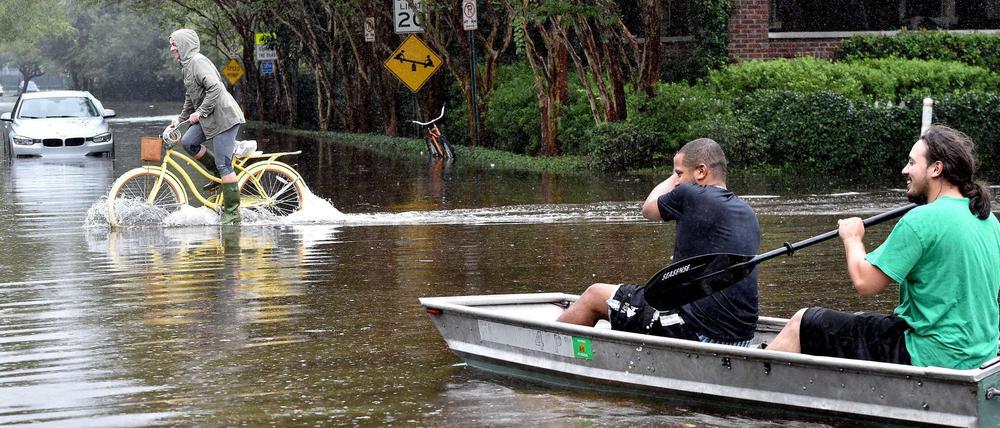 Die Fortbewegung in South Carolina ist derzeit auf manchen Straßen auch mit dem Boot möglich. Zwei Männern in einem Kanu scheint es zu gefallen. Die Überflutungen forderten am Montag aber auch mindestens fünf Todesopfer. 