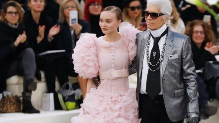 IModel Lily-Rose Depp zeigte die neuesten Kreationen bei der Chanel-Haute-Couture in Paris. - begleitet von Designer Karl Lagerfeld.