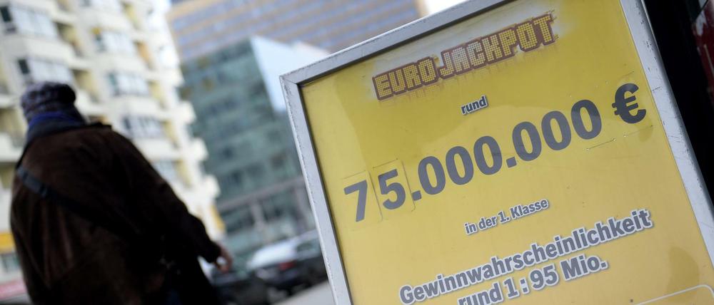 Ein Mann geht am 24.03.2016 in Berlin an einem Aufsteller mit der Aufschrift "Eurojackpot rund 75.000.000€ in der 1. Klasse. Gewinnwahrscheinlichkeit rund 1:95 Mio." und einer Warnung vor Spielsucht vorbei. Im Eurojackpot geht es diesmal um 75 Millionen Euro.