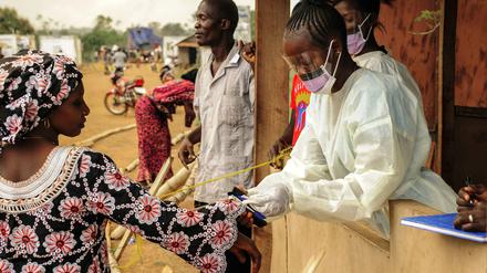 Eine Frau in Sierra Leone wird auf das Ebola-Virus getestet. Nun scheint ein wirksames Mittel zum Schutz gegen die Seuche gefunden. 