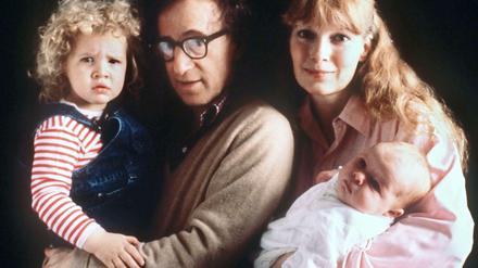 Woody Allen mit Mia Farrow und den gemeinsamen Kindern Dylan (links) und Ronan (rechts), kurz nach dessen Geburt.