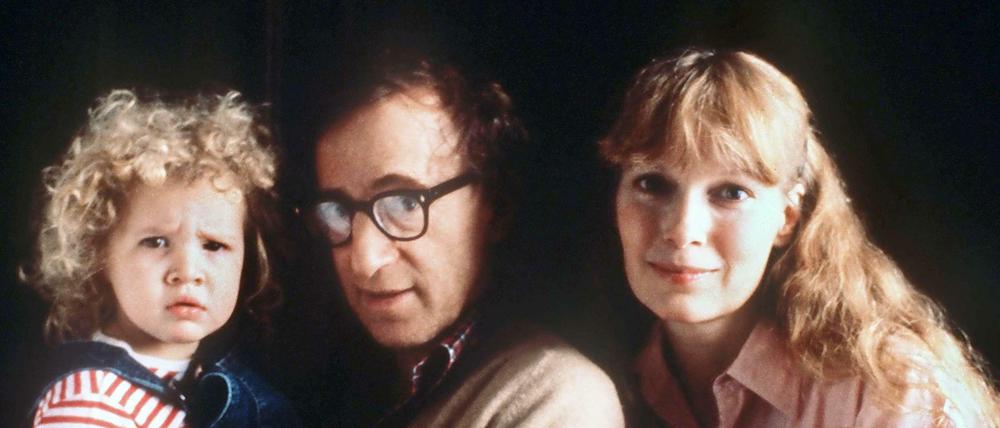 Woody Allen mit Mia Farrow und den gemeinsamen Kindern Dylan (links) und Ronan (rechts), kurz nach dessen Geburt.
