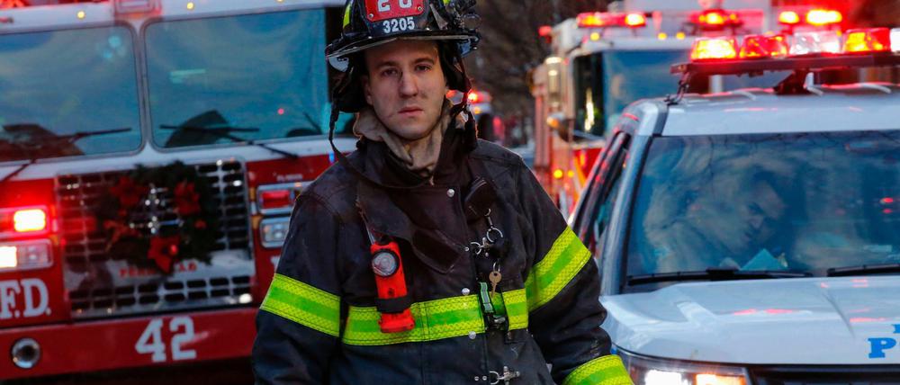 Ein kleiner Junge, der unbemerkt an einem Gasherd spielte, hat einen der schlimmsten Brände seit Jahrzehnten in New York ausgelöst. 