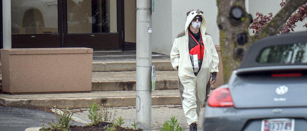 Ein mit einem Panda-Kostüm bekleideter und vermeintlich mit Sprengstoff bewaffneter Mann wurde von der Polizei überwältigt.