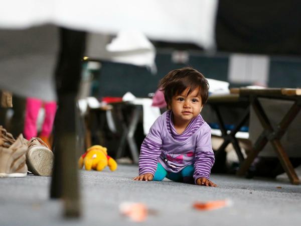 Ein Flüchtlings-Kind in Hanau. Die Welle an Menschen aus Krisengebieten reißt nicht ab.