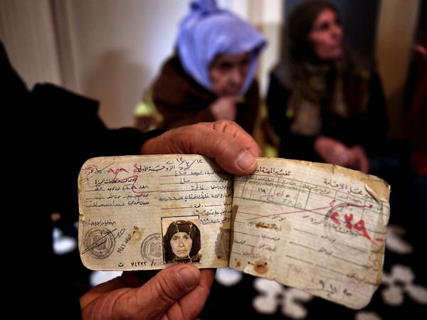 Ein Verwandter zeigt die Ausweispapiere von Laila Saleh.